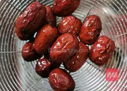 Illustration of how to make peach gum, red dates and barley soup 3