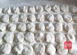 Illustration of how to make steamed pork and green pepper dumplings 10