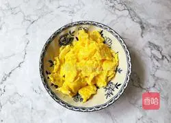 Illustration of how to make scrambled eggs with tomatoes and cucumbers 6