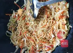 Illustration of how to make cabbage and carrot fried noodles 5