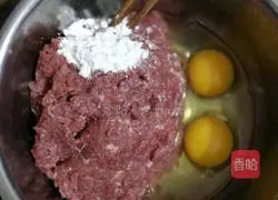 Illustration of how to make mushroom and meat dumplings 1