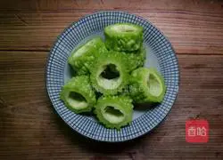 Soybean and bitter melon bone soup Practice illustration 3