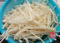 Enoki mushroom and crucian carp soup recipe 4