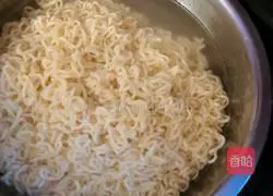 Illustration of how to make fried instant noodles 6