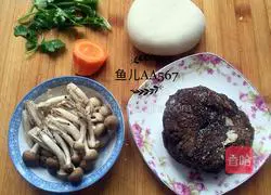 Illustration of how to make beef and mushroom noodle soup 1