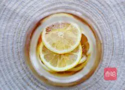 Illustration of how to make homemade lemon honey water 8