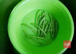 Illustration of how to make braised beans and noodles 2