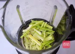 Illustration of how to make detoxifying celery juice 4