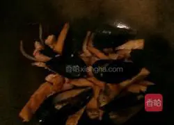 Illustration of how to make knife-shaped noodles 3