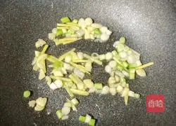 Illustration of how to stir-fry edamame rice with diced chicken 12
