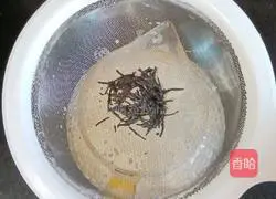 Illustration of how to make pearl milk tea 12