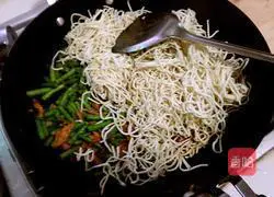 Illustration of how to make steamed braised noodles 8