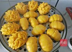 Illustration of how to make pumpkin-shaped steamed buns 9