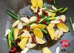 Illustration of how to make spicy crayfish for midnight snack 8