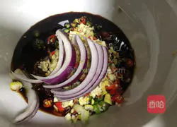 Illustration of how to make spicy marinated chicken feet with double pepper in Sichuan style 9