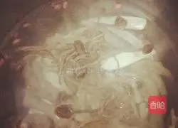 Illustration of how to make chicken feet, ribs, angelica, red dates and wolfberry soup 4