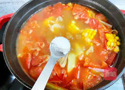 Illustration of how to make tomato, corn, potato and ribs soup 14