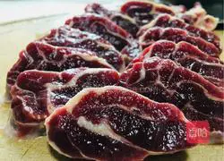 青Illustration of how to make beef tendon stewed with carrots 3