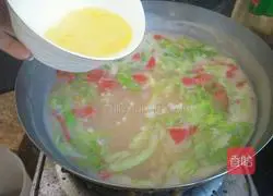 Illustration of how to make lettuce and egg soup 6