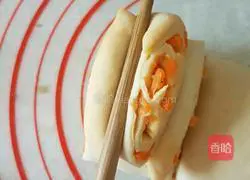 Illustration of how to make two-color carrot rolls 13