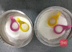 Illustration of how to make two-color flower rolls 1