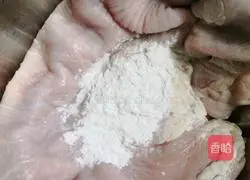 Illustration of how to make pepper and bamboo pork belly soup 3