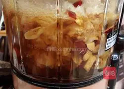 Illustration of how to make red dates, white fungus and lotus seed soup 9