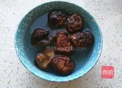 Illustration of how to make spleen-strengthening pork belly soup 2