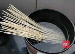 Illustration of how to make shrimp and vegetable noodles 1