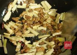 Illustration of how to make fried meat with bamboo shoots 5