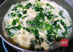 Illustration of how to make pea and egg drop soup 5