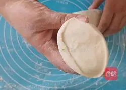 Illustration of how to make sesame and green onion flower rolls 5