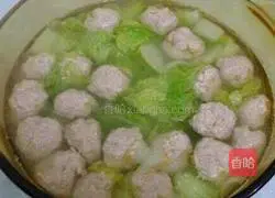 Illustration of how to make casserole with skewered meatballs and stew 1