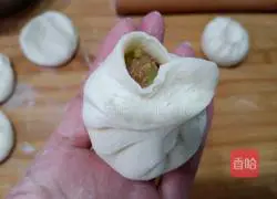 Illustration of how to make celery and fresh meat fried buns 10