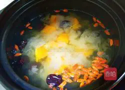 Illustration of how to make red dates, papaya and white fungus stewed 10