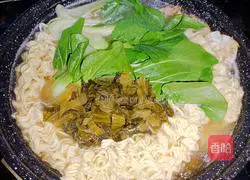 Illustration of how to make instant noodles with duck egg and sauerkraut 6