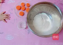 Illustration of how to make salmon and carrot dumplings 2