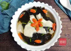 Illustration of how to make wolfberry tofu and kelp soup 9