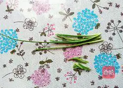 Illustration of how to make red mushroom stewed chicken 6