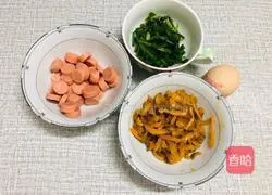 Fried noodles with eggs, ham and pickled mustard Illustration of how to do it 1