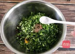 Illustration of how to make steamed buns stuffed with chives 11