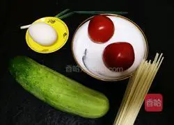 Illustration of how to make tomato, goose, egg and cucumber noodles 1