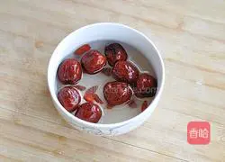 Illustration of how to make millet, red dates and wolfberry porridge 3