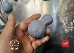 Illustration of how to make octopus bean paste buns 8