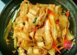 Illustration of how to make a large bowl of wide noodles 10