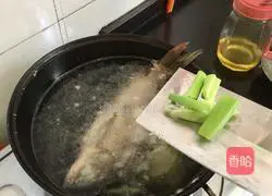 Illustration of how to make braised crucian carp 7