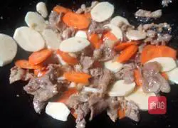Illustration of how to stir-fry wild rice with sliced ​​meat 4
