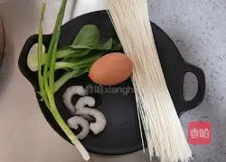 Illustration of how to make shrimp Yangchun noodles 1