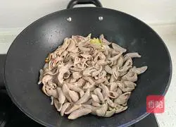 Illustration of how to make spicy stir-fried small intestine 7