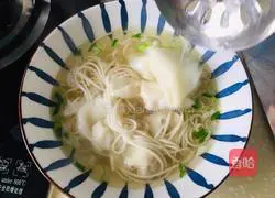 Illustration of how to make chicken soup wonton noodles 6